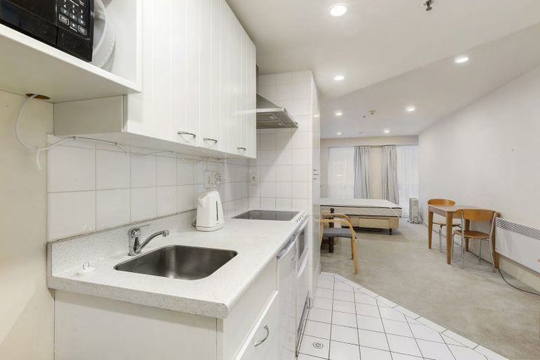 Photo of property in Terrace Heights Apartments, 2e/163 The Terrace, Wellington Central, Wellington, 6011