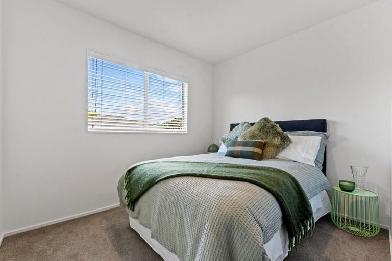 Photo of property in 1/104a Beach Road, Castor Bay, Auckland, 0620