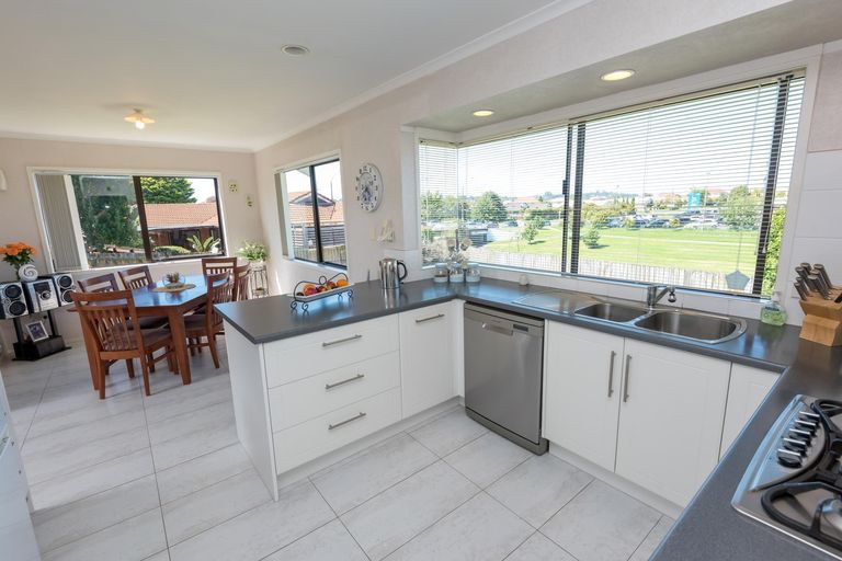 Photo of property in 34 Pinewood Grove, Botany Downs, Auckland, 2010