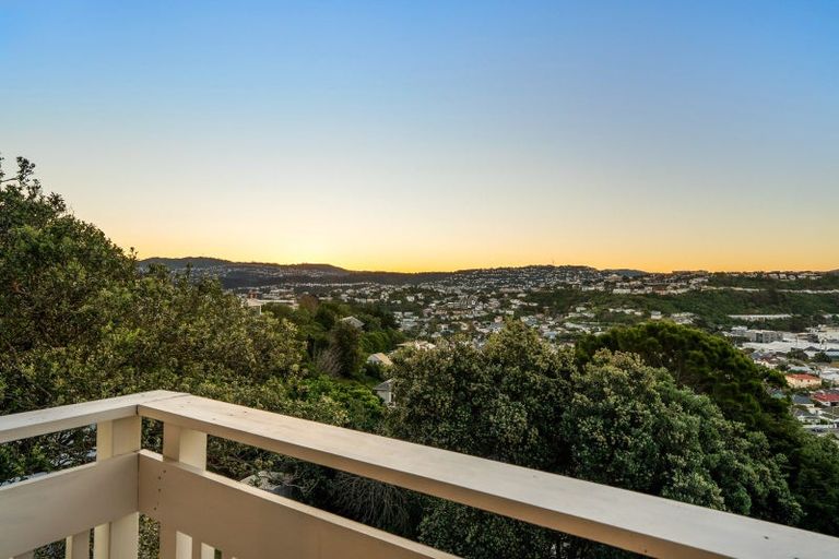 Photo of property in 147 Seatoun Heights Road, Miramar, Wellington, 6022