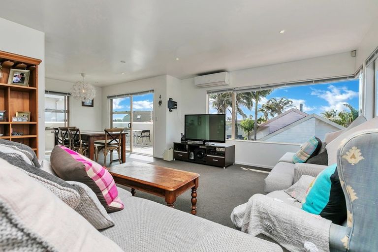 Photo of property in 3 Bridgehead Cove, West Harbour, Auckland, 0618