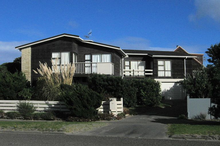 Photo of property in 33 Oratia Street, Waikanae Beach, Waikanae, 5036