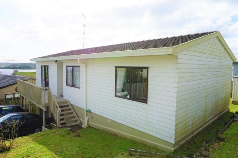 Photo of property in 1/24 Barbados Drive, Unsworth Heights, Auckland, 0632