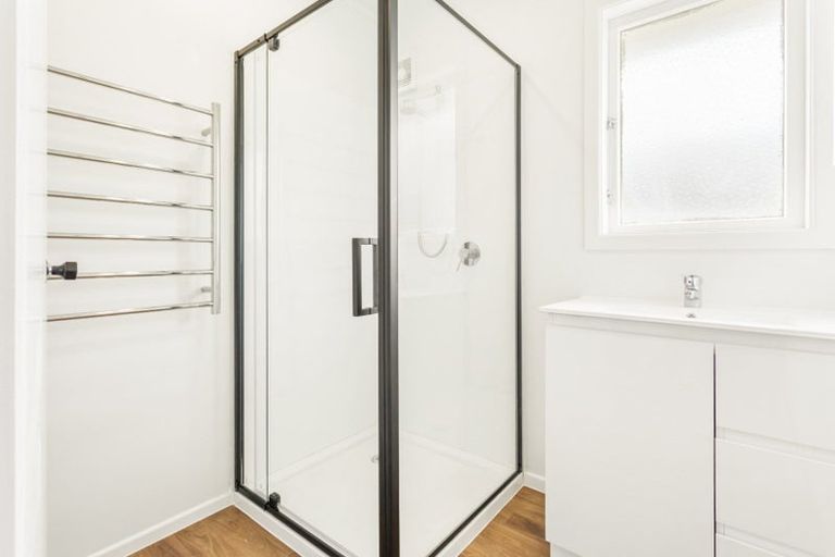 Photo of property in 16 Serjeant Street, Henderson, Auckland, 0612