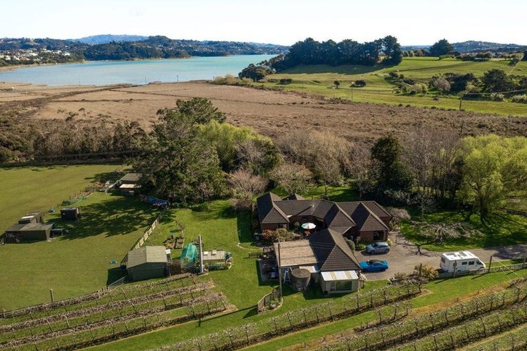 Photo of property in 119 Paekakariki Hill Road, Pauatahanui, Porirua, 5381