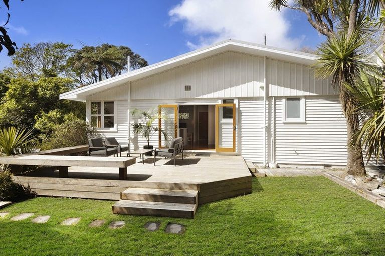 Photo of property in 44 Homewood Crescent, Karori, Wellington, 6012