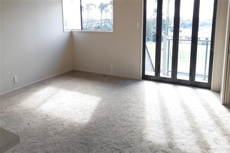 Photo of property in 5 Monet Grove, West Harbour, Auckland, 0618