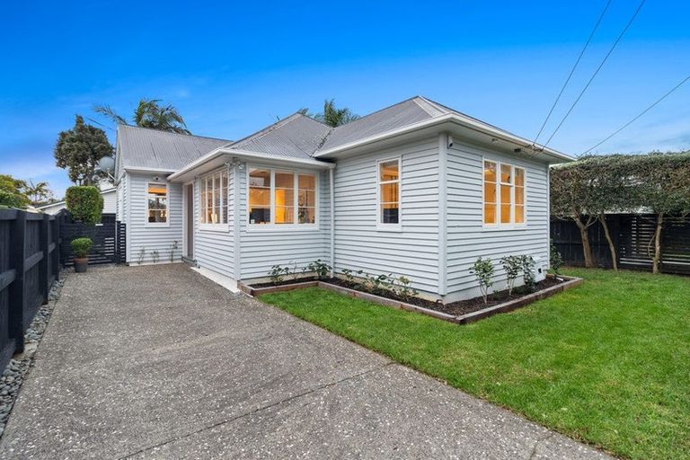 Photo of property in 15 Alberta Street, Point Chevalier, Auckland, 1022