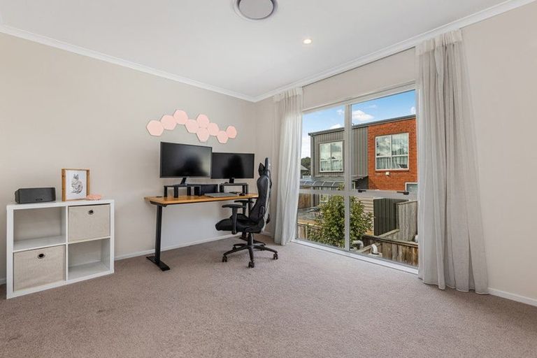 Photo of property in 10 Waimoana Close, Massey, Auckland, 0614