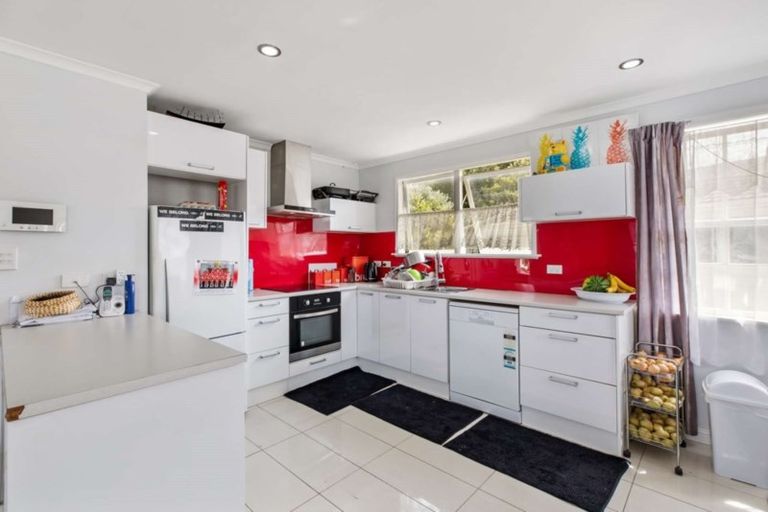 Photo of property in 24 Catkin Crescent, Papatoetoe, Auckland, 2025