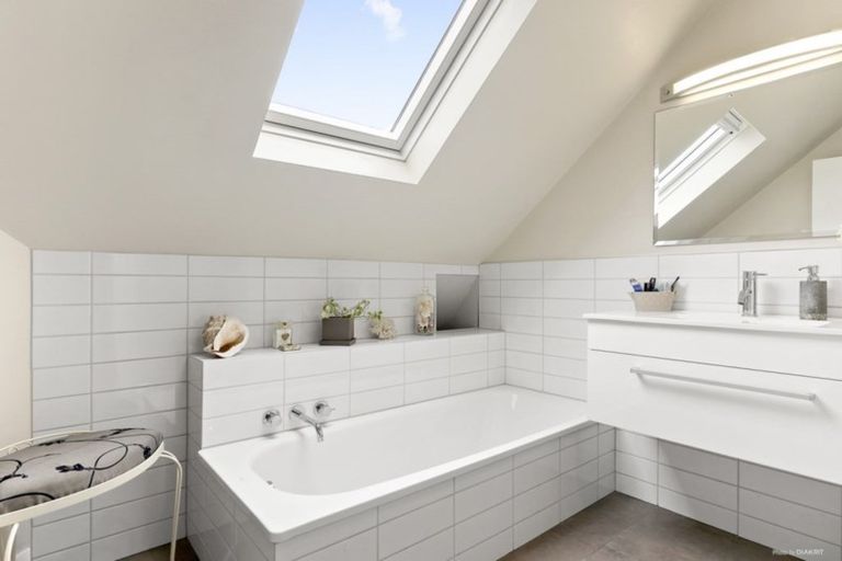 Photo of property in 242 The Parade, Island Bay, Wellington, 6023