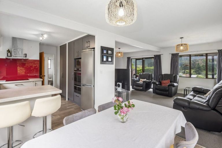 Photo of property in 7 Rika Place, Kawaha Point, Rotorua, 3010