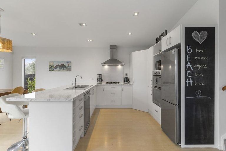 Photo of property in 11 William Bayes Place, Red Beach, 0932