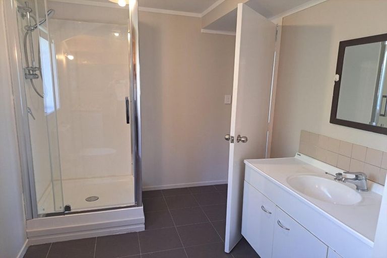 Photo of property in 100 Barrys Road, Glendene, Auckland, 0602