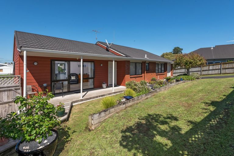 Photo of property in 34 Pinewood Grove, Botany Downs, Auckland, 2010