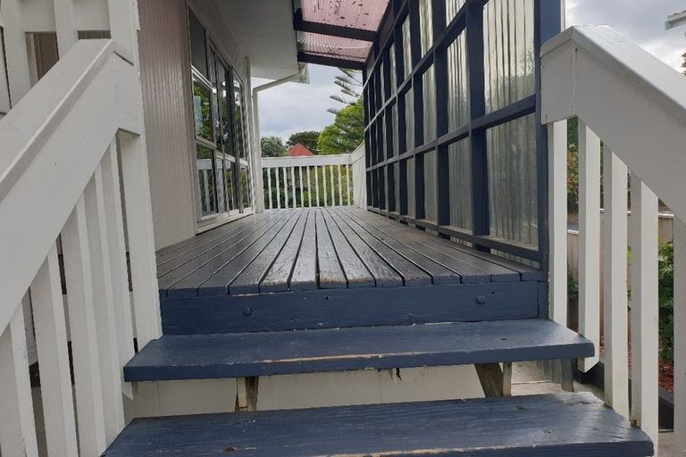 Photo of property in 34 Kemp Road, Massey, Auckland, 0614