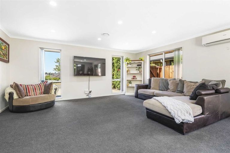 Photo of property in 64 Farnborough Drive, Grandview Heights, Hamilton, 3200