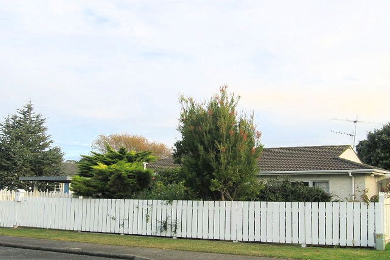 Photo of property in 13 Greenwood Place, Paraparaumu, 5032
