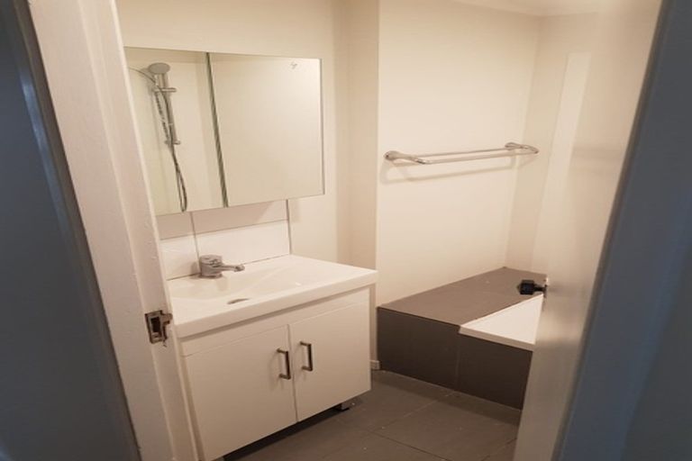 Photo of property in 34 Grove Road, Kelburn, Wellington, 6012