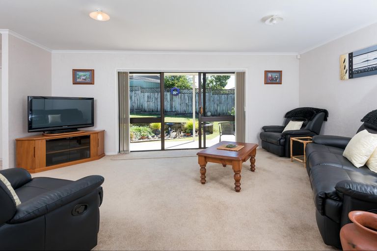 Photo of property in 34 Pinewood Grove, Botany Downs, Auckland, 2010