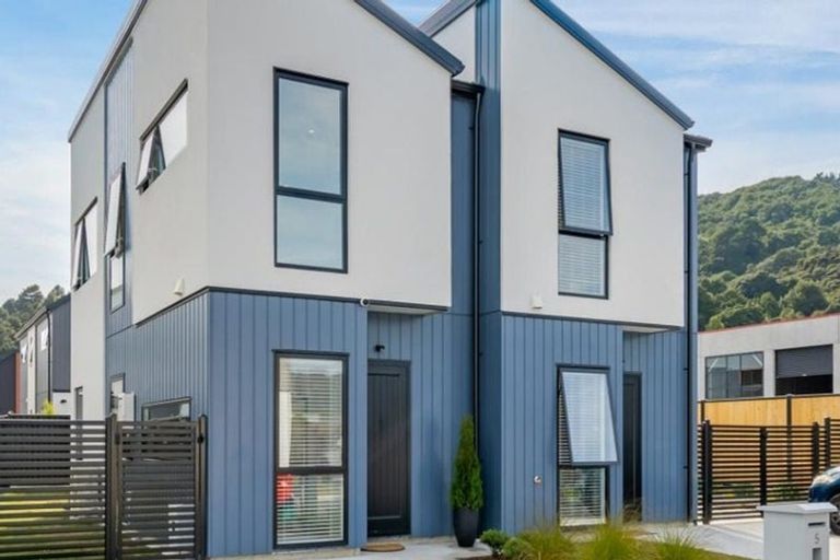 Photo of property in 5 Gloaming Lane, Wallaceville, Upper Hutt, 5018