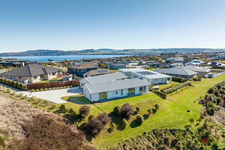 Photo of property in 47 Botanical Heights Drive, Waipahihi, Taupo, 3330