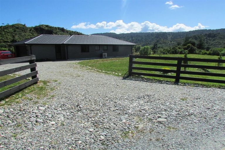 Photo of property in 2 Aorangi Drive, Greymouth, 7805