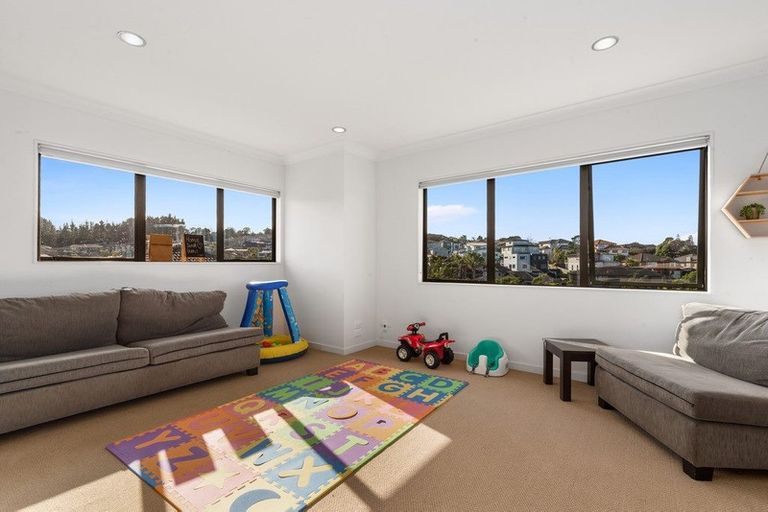 Photo of property in 25 Trotting Terrace, Fairview Heights, Auckland, 0632