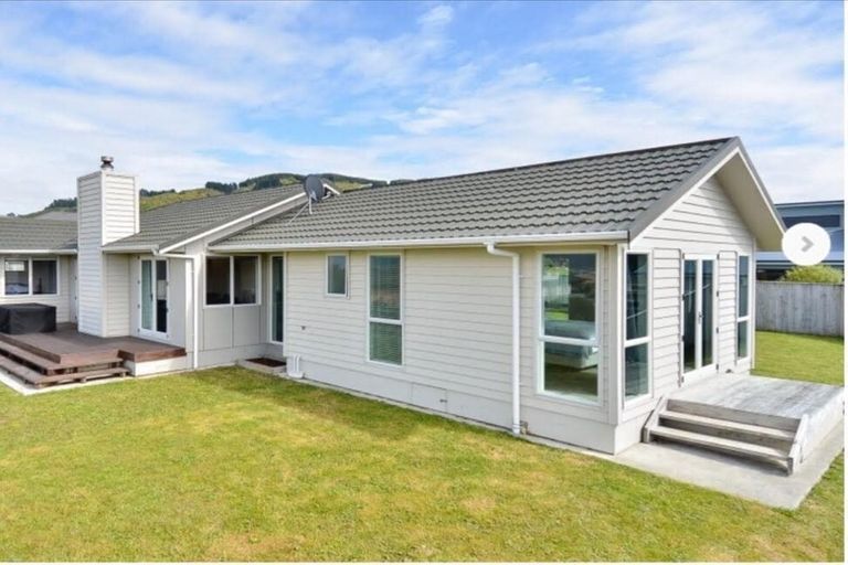 Photo of property in 31 Mcewen Crescent, Riverstone Terraces, Upper Hutt, 5018