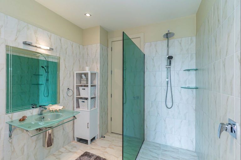 Photo of property in 15 Tarahunga Road, Levin, 5571