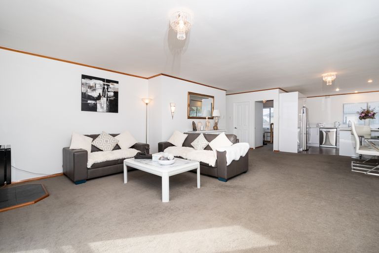 Photo of property in 13 Zefiro Drive, Massey, Auckland, 0614