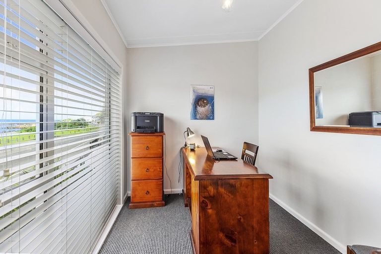 Photo of property in 106 Breaker Bay Road, Breaker Bay, Wellington, 6022