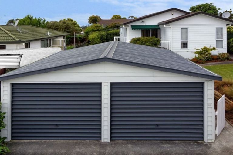 Photo of property in 37 Hassan Drive, Massey, Auckland, 0614