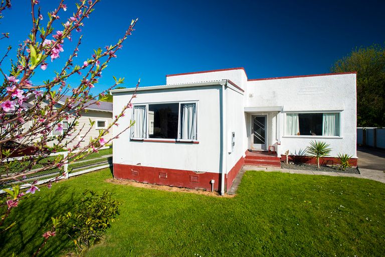 Photo of property in 16 De Lautour Road, Kaiti, Gisborne, 4010