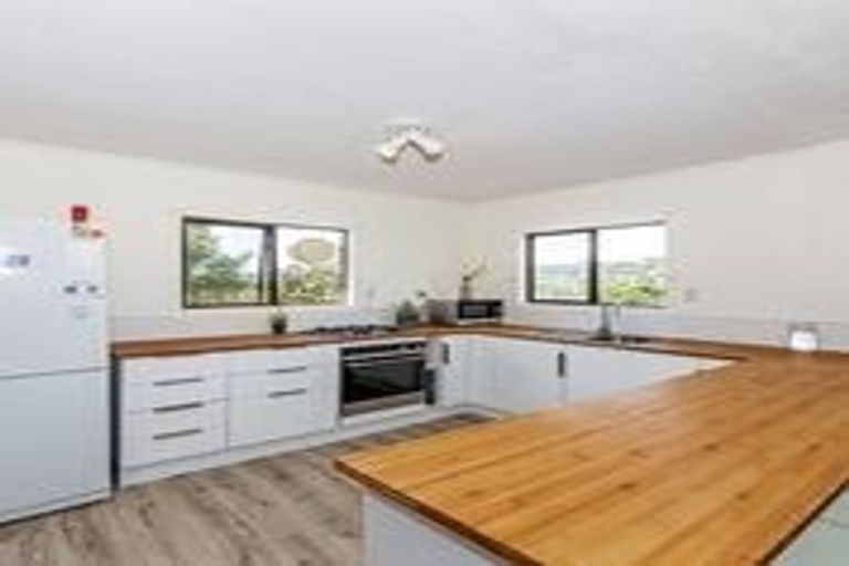 Photo of property in 76a Brian Crescent, Stanmore Bay, Whangaparaoa, 0932