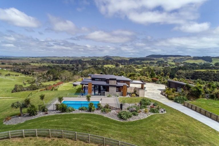 Photo of property in 14 Tuparekura Road, South Head, Helensville, 0874