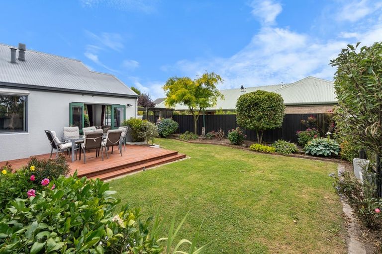 Photo of property in 21 Thornwood Place, Redwood, Christchurch, 8051