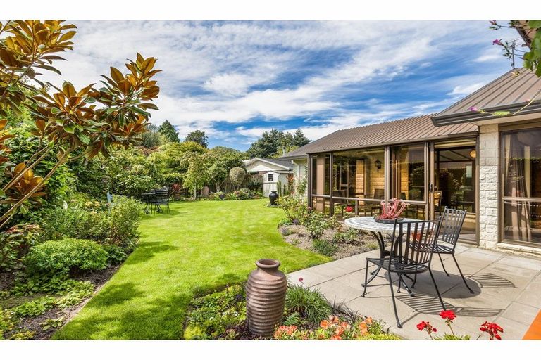 Photo of property in 18 Crosdale Place, Burnside, Christchurch, 8042