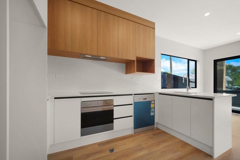 Photo of property in 8 Don Oliver Lane, Glen Eden, 0602