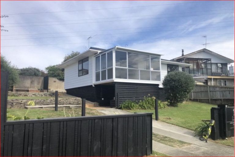 Photo of property in 15 Wakeling Avenue, Te Atatu South, Auckland, 0610