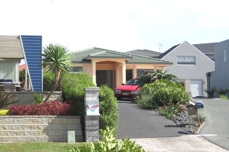 Photo of property in 11 Lupetti Rise, West Harbour, Auckland, 0618