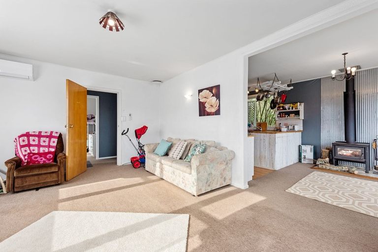 Photo of property in 32 Castle Crescent, Stokes Valley, Lower Hutt, 5019