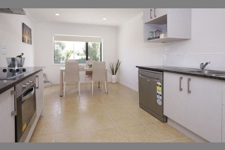 Photo of property in 11/2 Swan Hill Drive, Glen Eden, Auckland, 0602