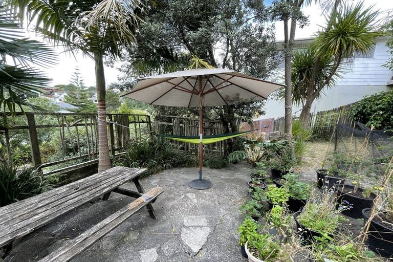 Photo of property in 90 Sunnyside Road, Sunnyvale, Auckland, 0612