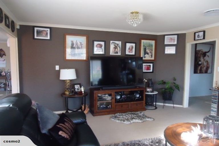 Photo of property in 35 Boston Parade, Kelvin Grove, Palmerston North, 4414