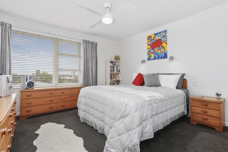 Photo of property in 48 Tiroroa Avenue, Te Atatu South, Auckland, 0610