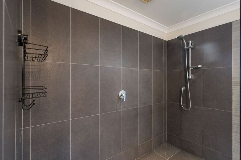 Photo of property in 37 La Lena Grove, Fitzherbert, Palmerston North, 4410