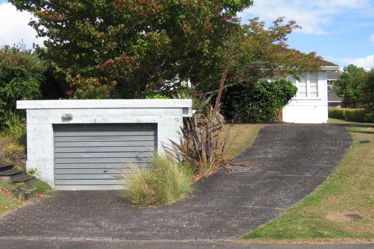 Photo of property in 40 Cliff View Drive, Green Bay, Auckland, 0604