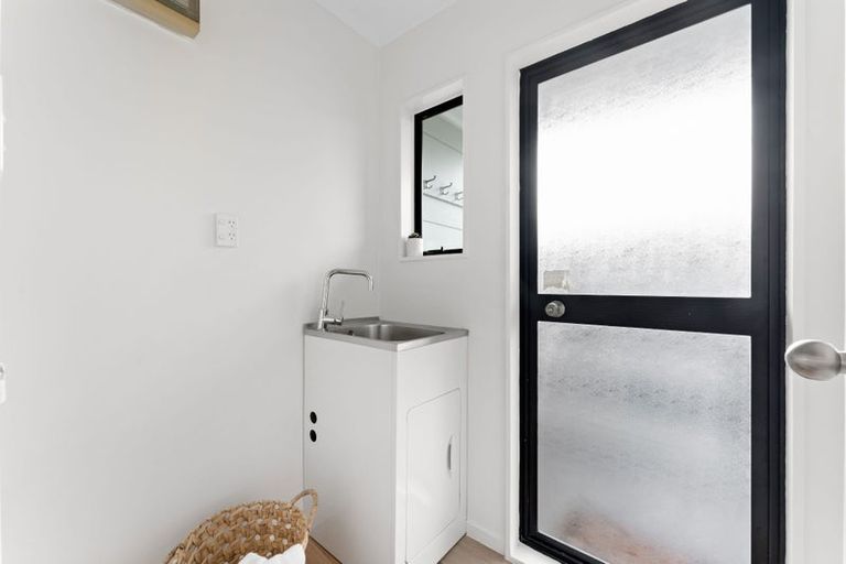 Photo of property in 2/7 Rewarewa Road, Te Atatu Peninsula, Auckland, 0610