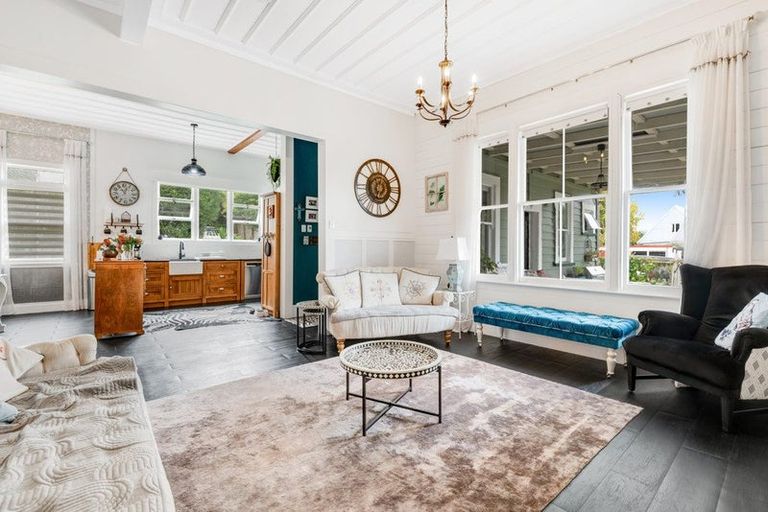 Photo of property in 1 Green Lane, Helensville, 0800